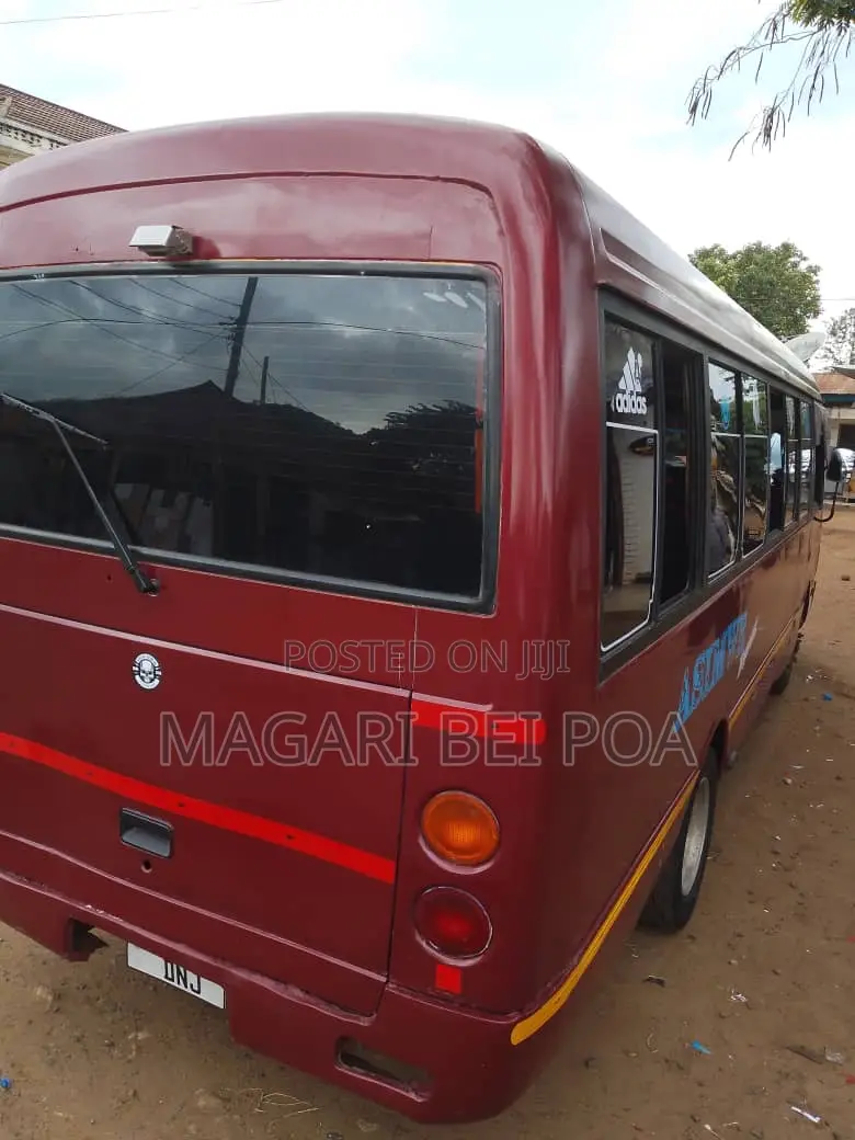 Mitsubishi Fuso Rosa 2005 Red