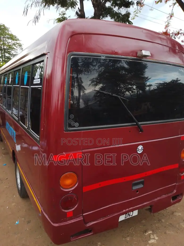 Mitsubishi Fuso Rosa 2005 Red