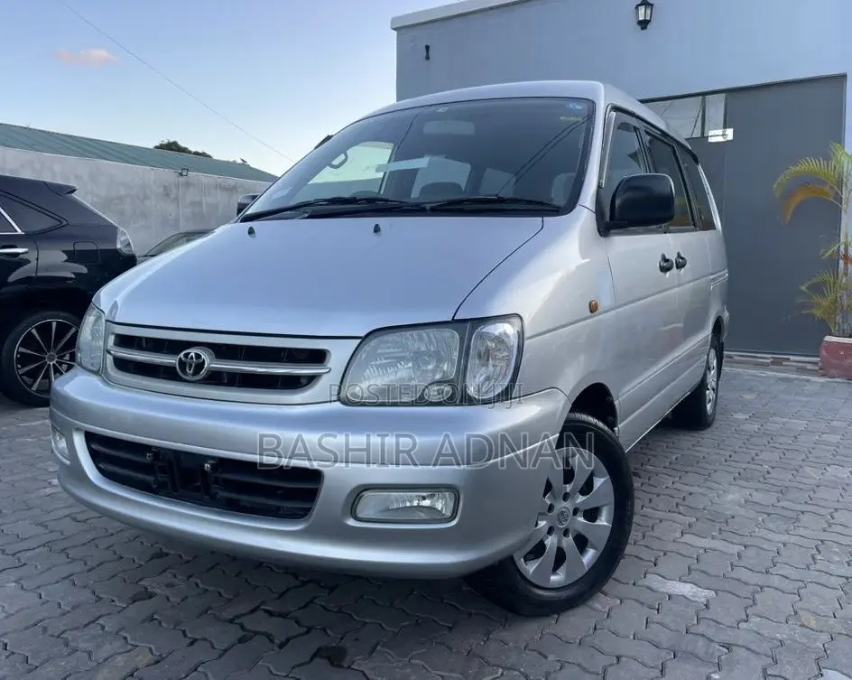 Toyota Noah 2.0 FWD (8 Seater) 2001 Silver