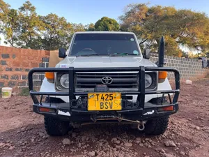 Toyota Land Cruiser 2000 White