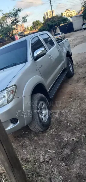 Toyota Hilux 2.5 D-4D 4X4 SRX 2011 Silver