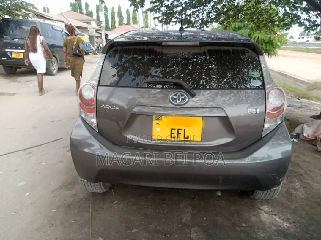 Toyota Aqua 2011 Gray