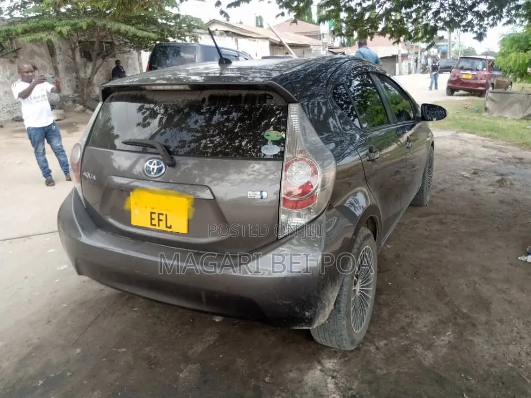 Toyota Aqua 2011 Gray