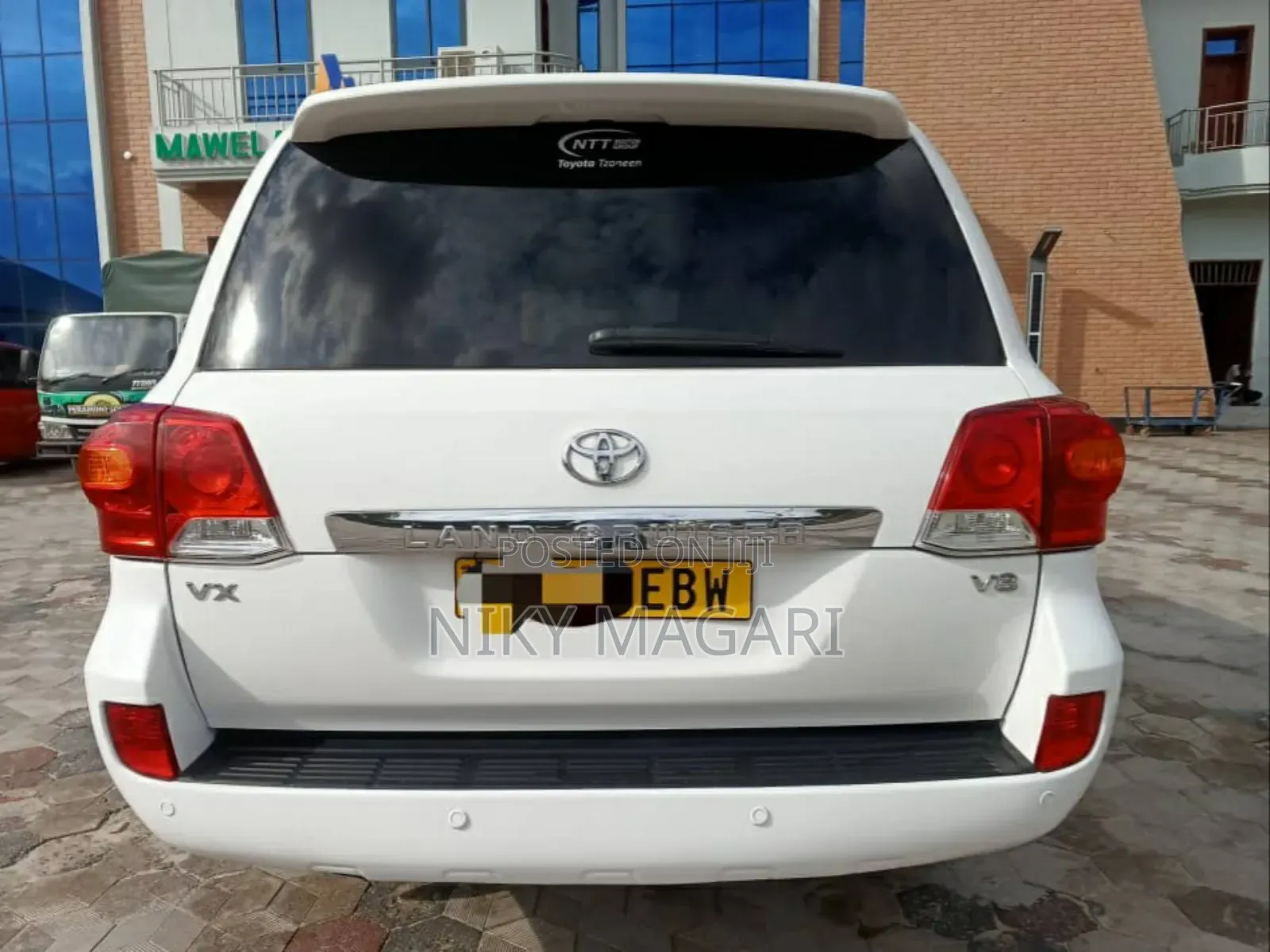 Toyota Land Cruiser 2010 White
