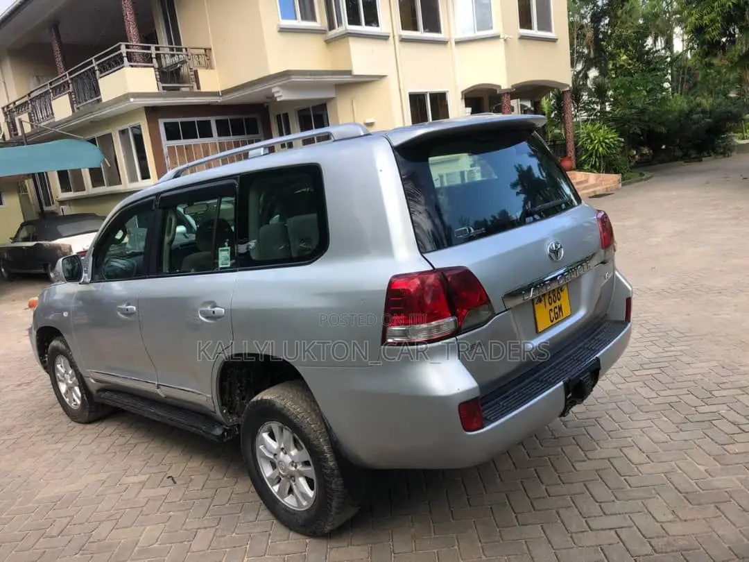 Toyota Land Cruiser 2005 Silver