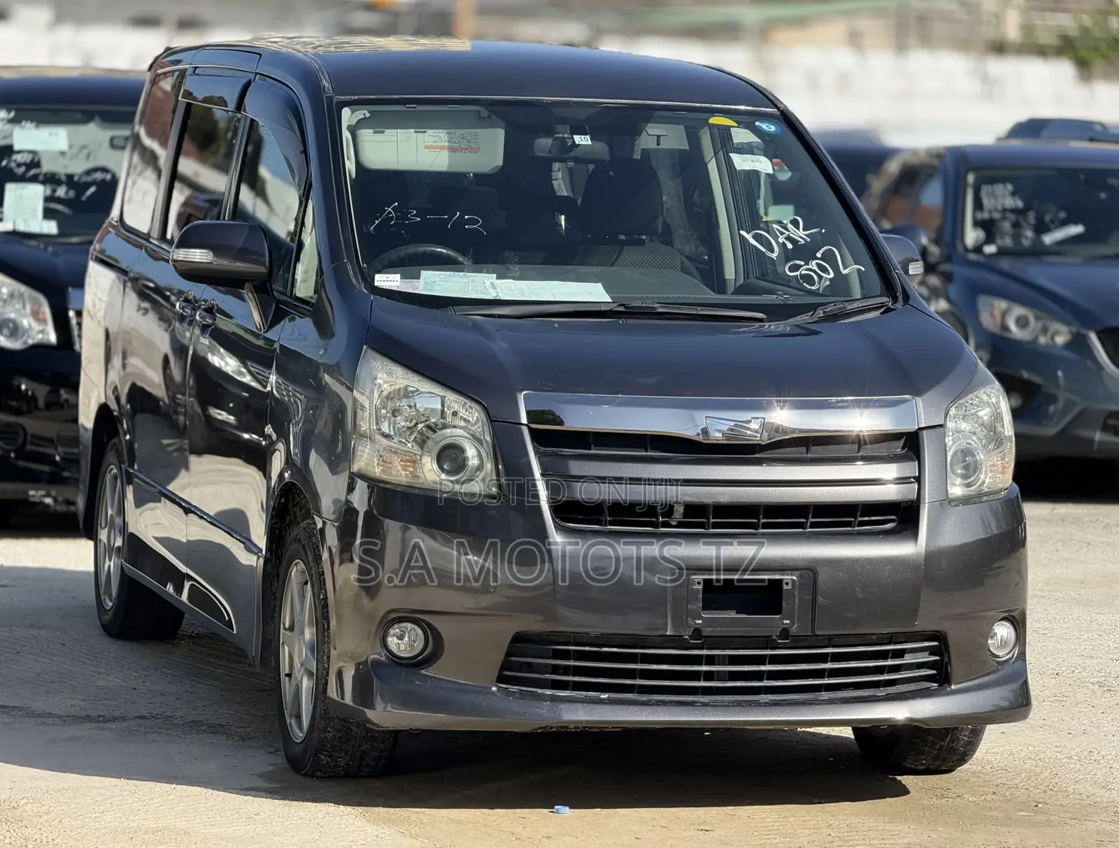 Toyota Noah 2.0 158hp FWD (8 Seater) 2007 Gray