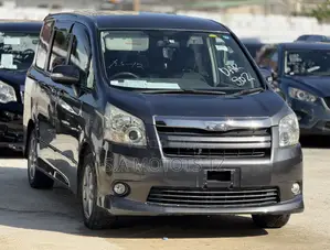 Toyota Noah 2.0 158hp FWD (8 Seater) 2007 Gray
