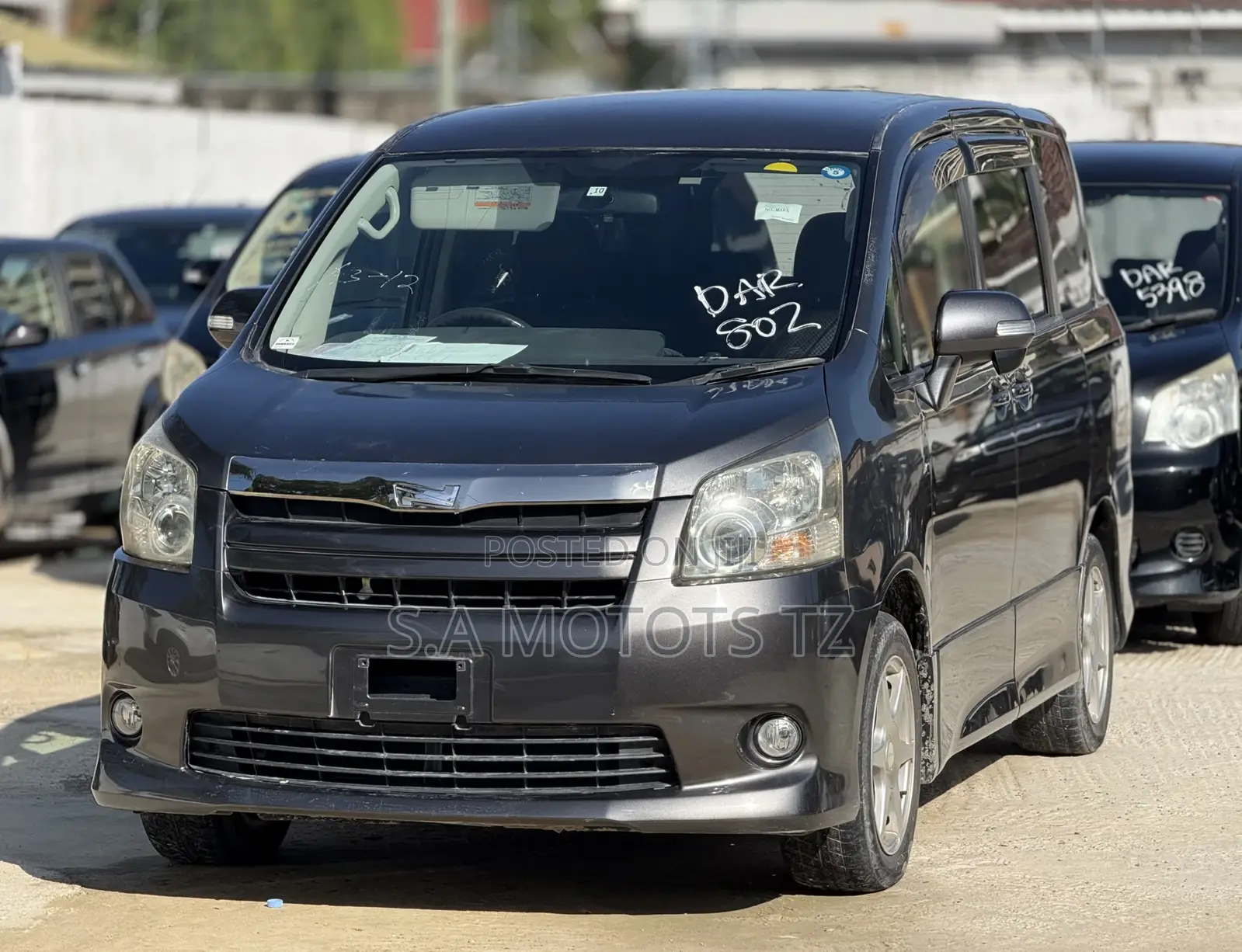 Toyota Noah 2.0 158hp FWD (8 Seater) 2007 Gray