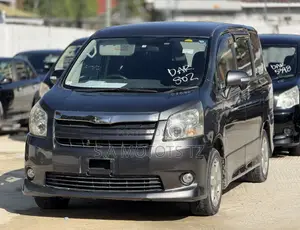 Toyota Noah 2.0 158hp FWD (8 Seater) 2007 Gray