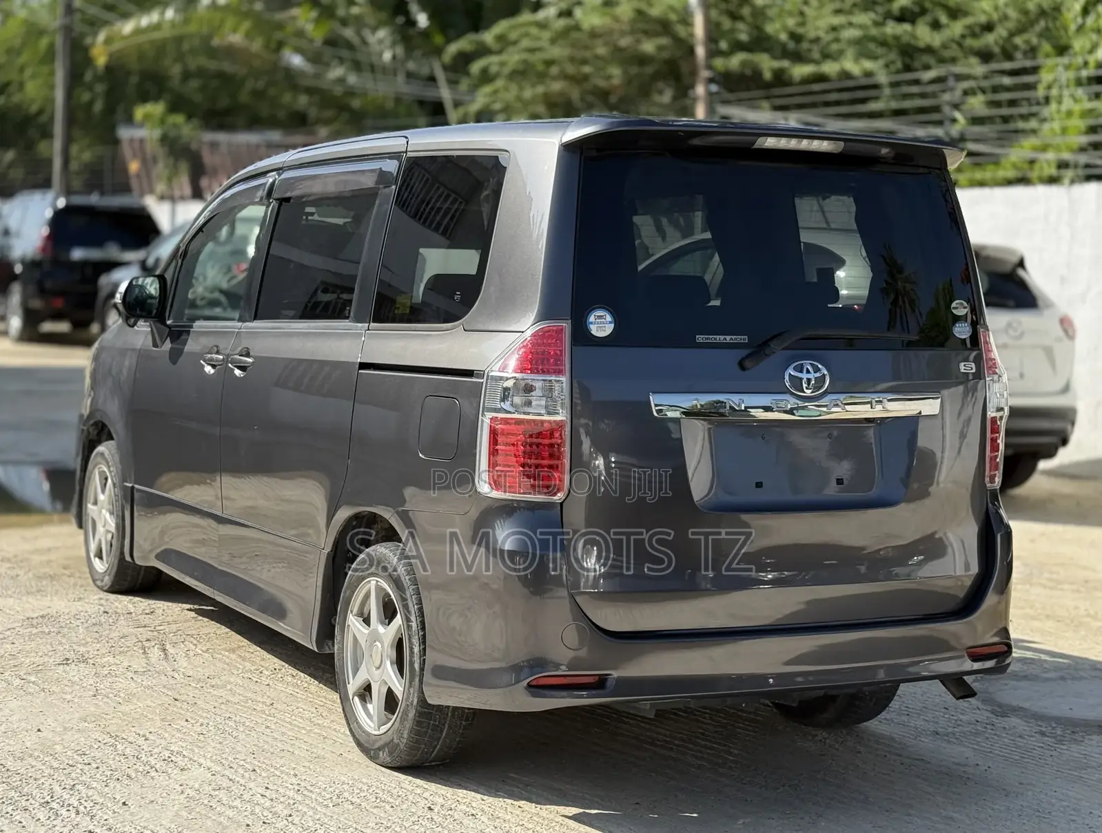 Toyota Noah 2.0 158hp FWD (8 Seater) 2007 Gray