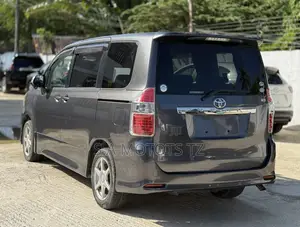 Toyota Noah 2.0 158hp FWD (8 Seater) 2007 Gray