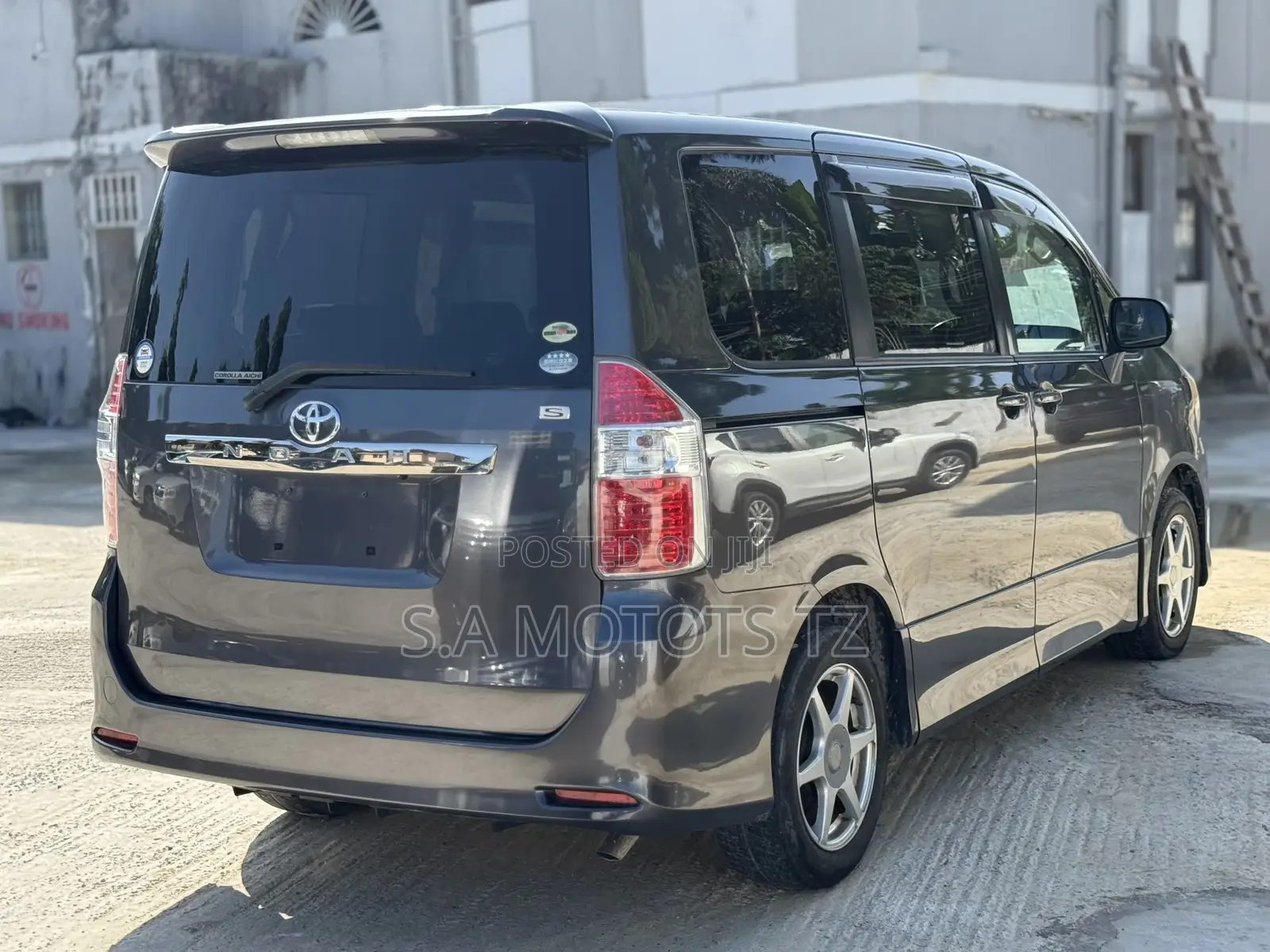 Toyota Noah 2.0 158hp FWD (8 Seater) 2007 Gray
