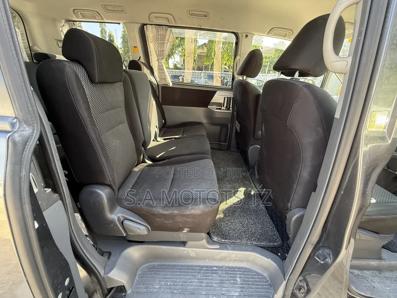 Toyota Noah 2.0 158hp FWD (8 Seater) 2007 Gray