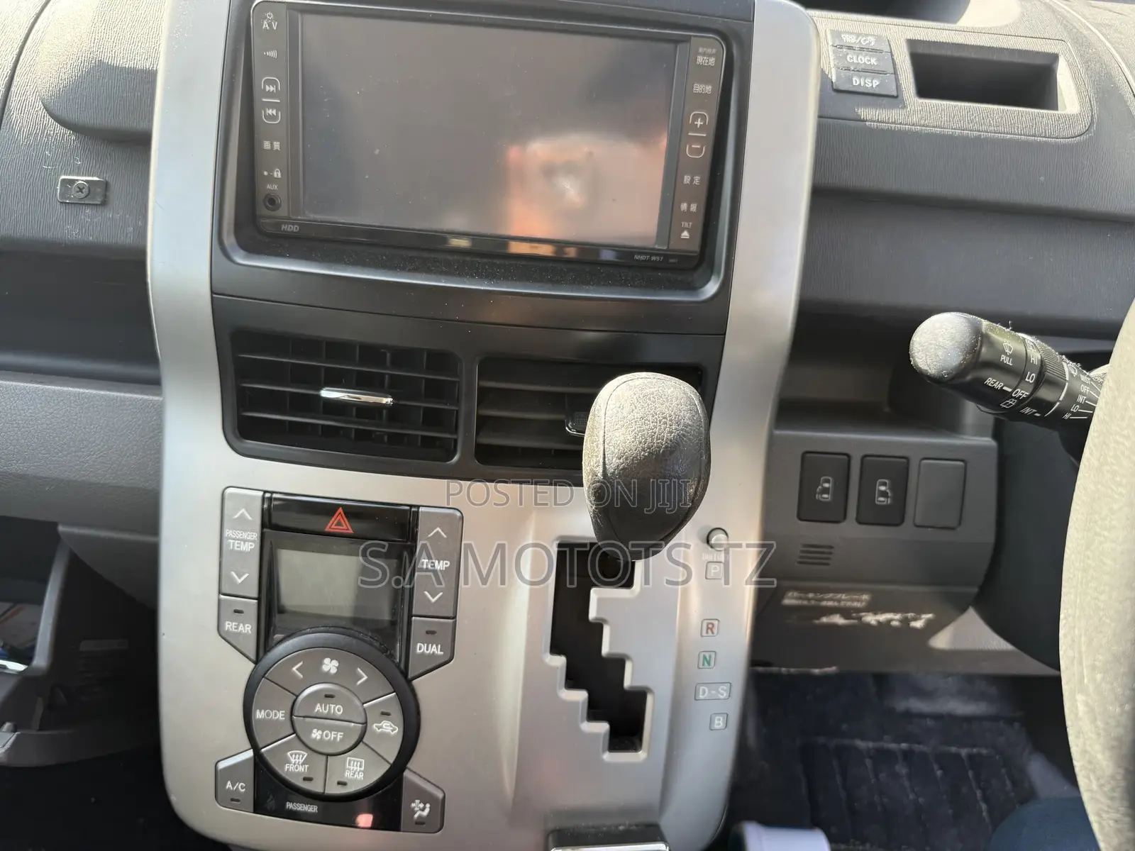 Toyota Noah 2.0 158hp FWD (8 Seater) 2007 Gray