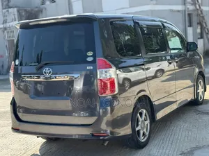 Toyota Noah 2009 Gray