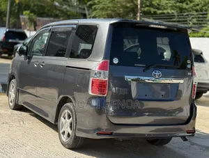 Toyota Noah 2009 Gray