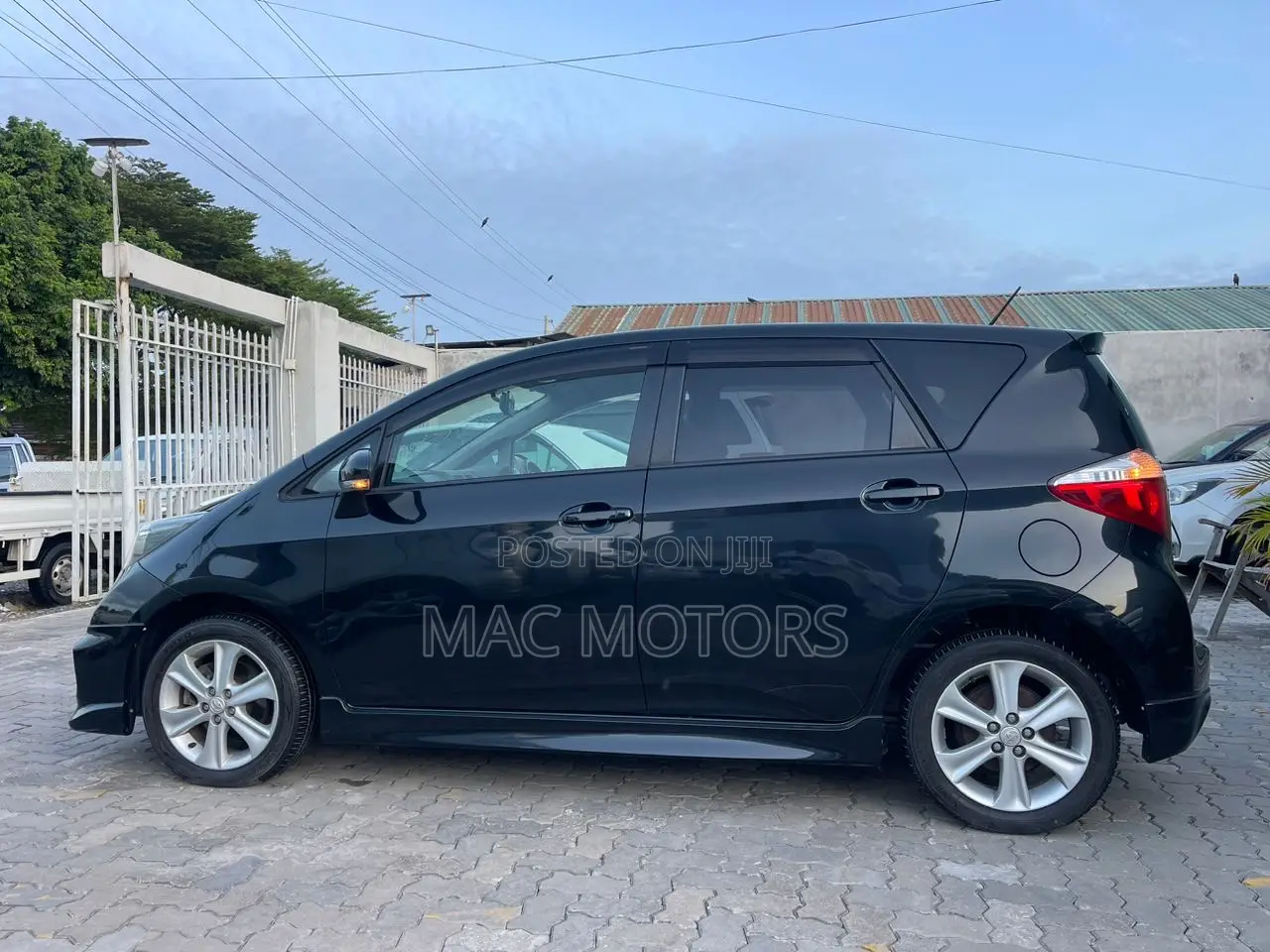 Toyota Ractis 1.5 AWD 2011 Black