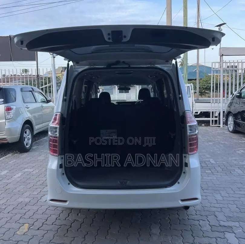 Toyota Noah 2.0 143hp FWD (7 Seater) 2009 White