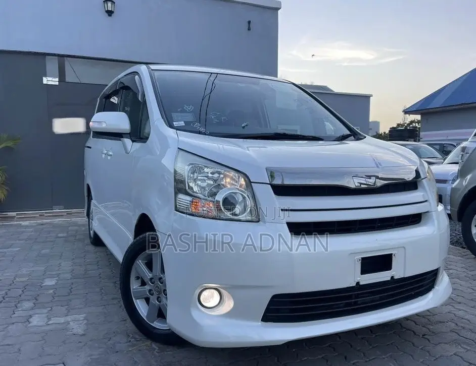Toyota Noah 2.0 143hp FWD (7 Seater) 2009 White