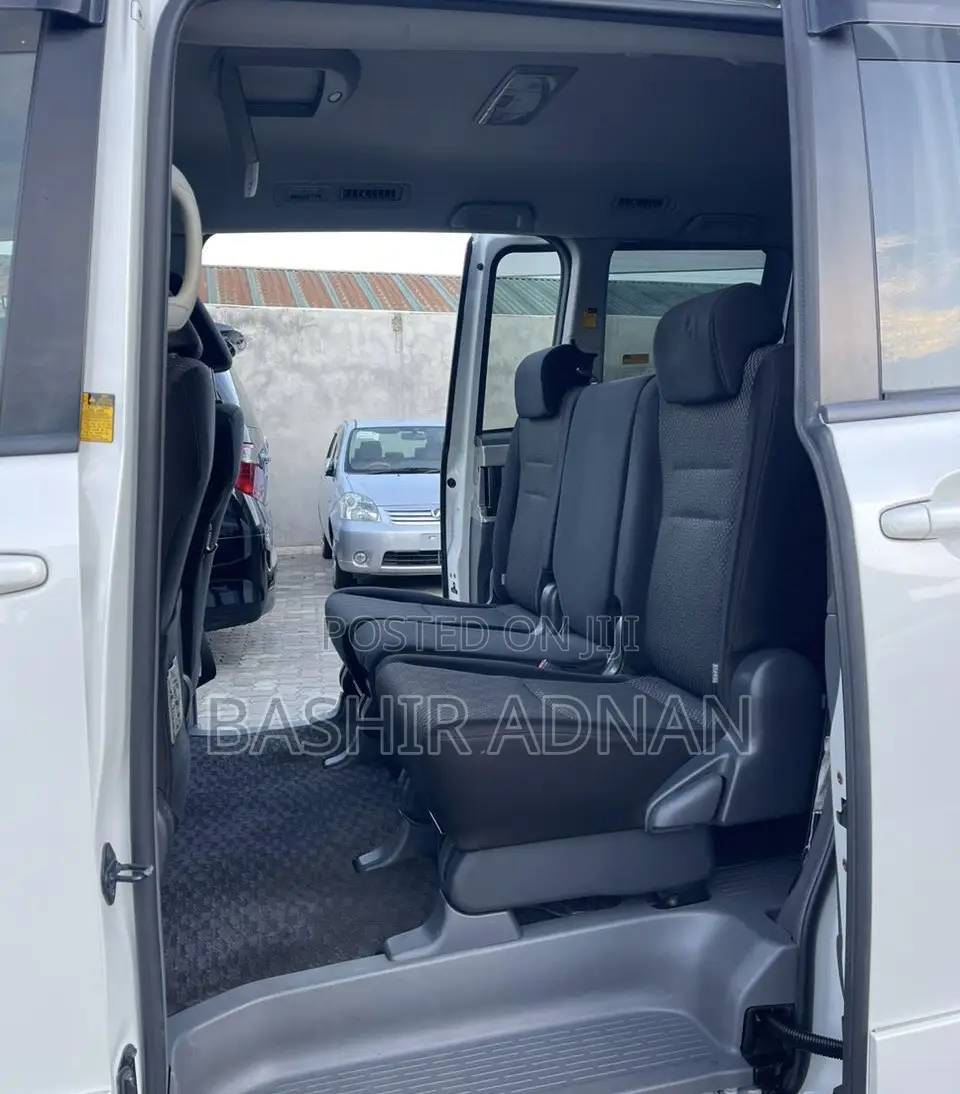 Toyota Noah 2.0 143hp FWD (7 Seater) 2009 White