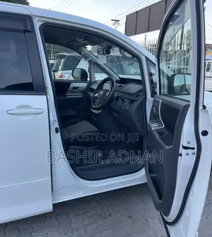 Toyota Noah 2.0 143hp FWD (7 Seater) 2009 White