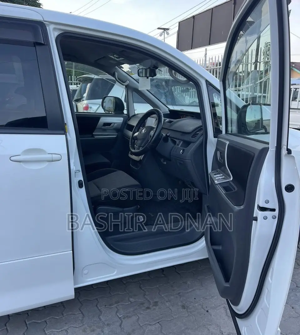 Toyota Noah 2.0 143hp FWD (7 Seater) 2009 White