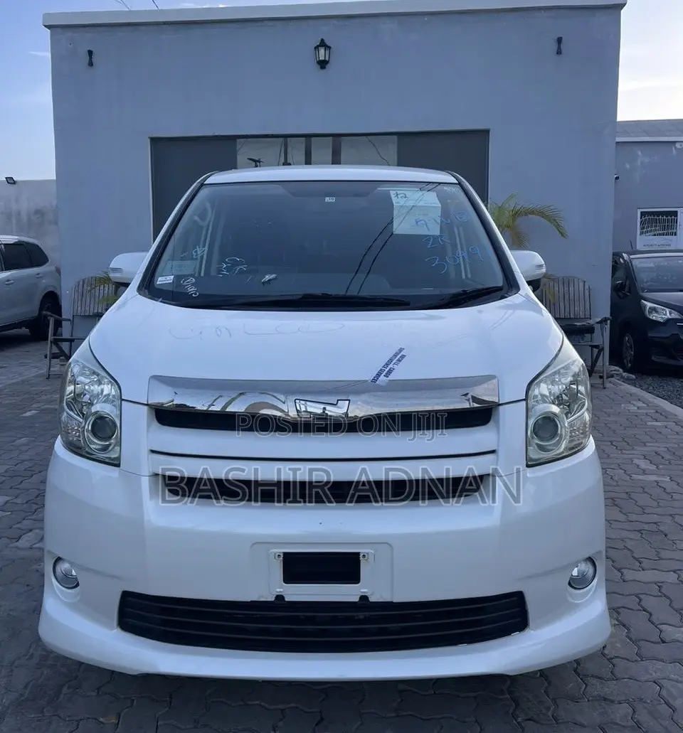 Toyota Noah 2.0 143hp FWD (7 Seater) 2009 White