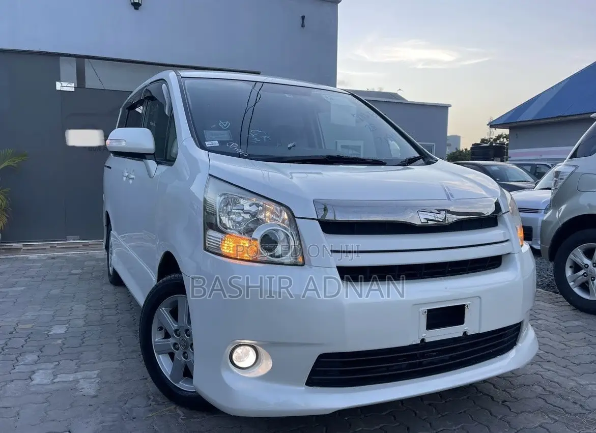 Toyota Noah 2.0 143hp FWD (7 Seater) 2009 White