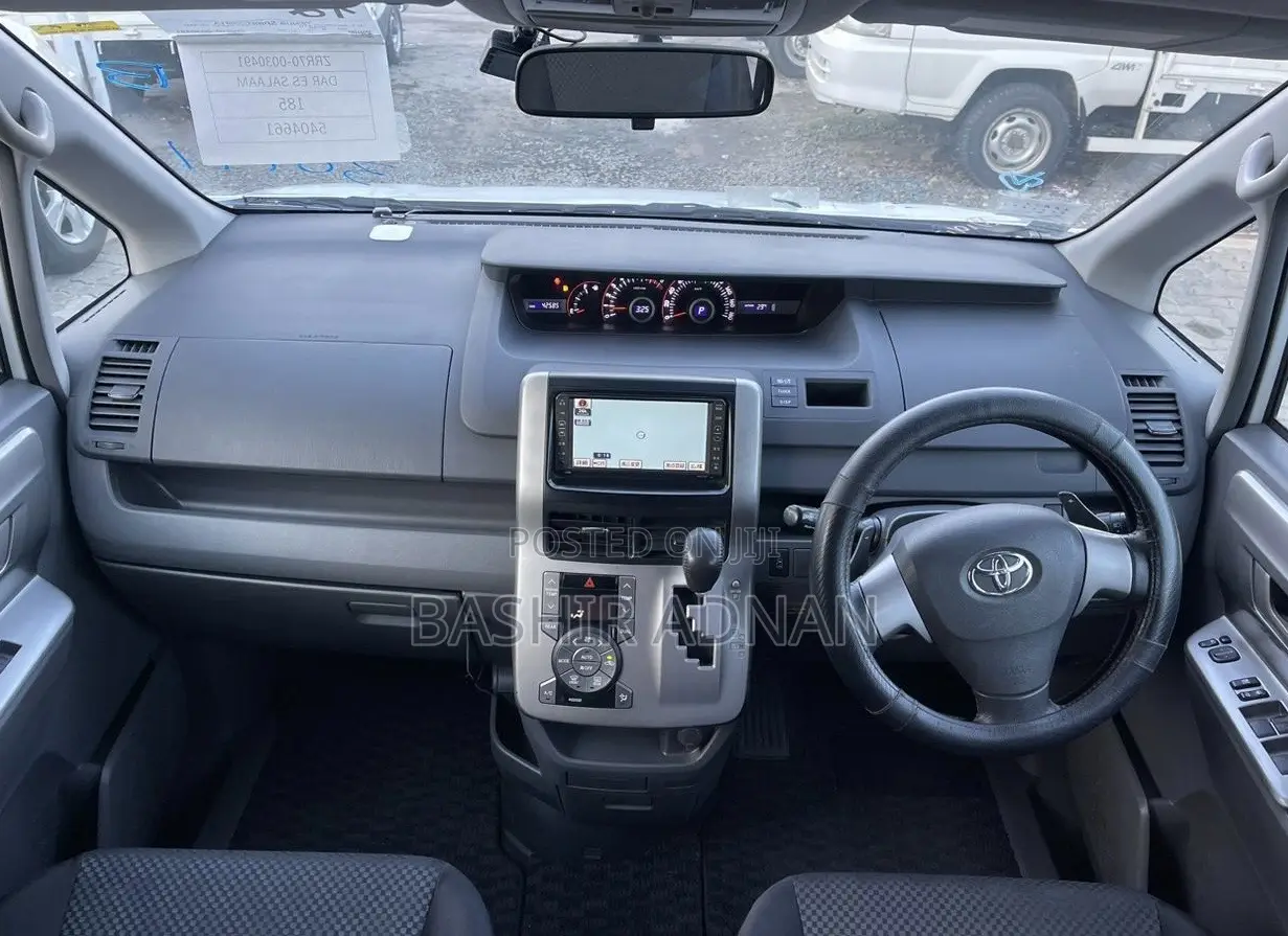 Toyota Noah 2.0 143hp FWD (7 Seater) 2009 White