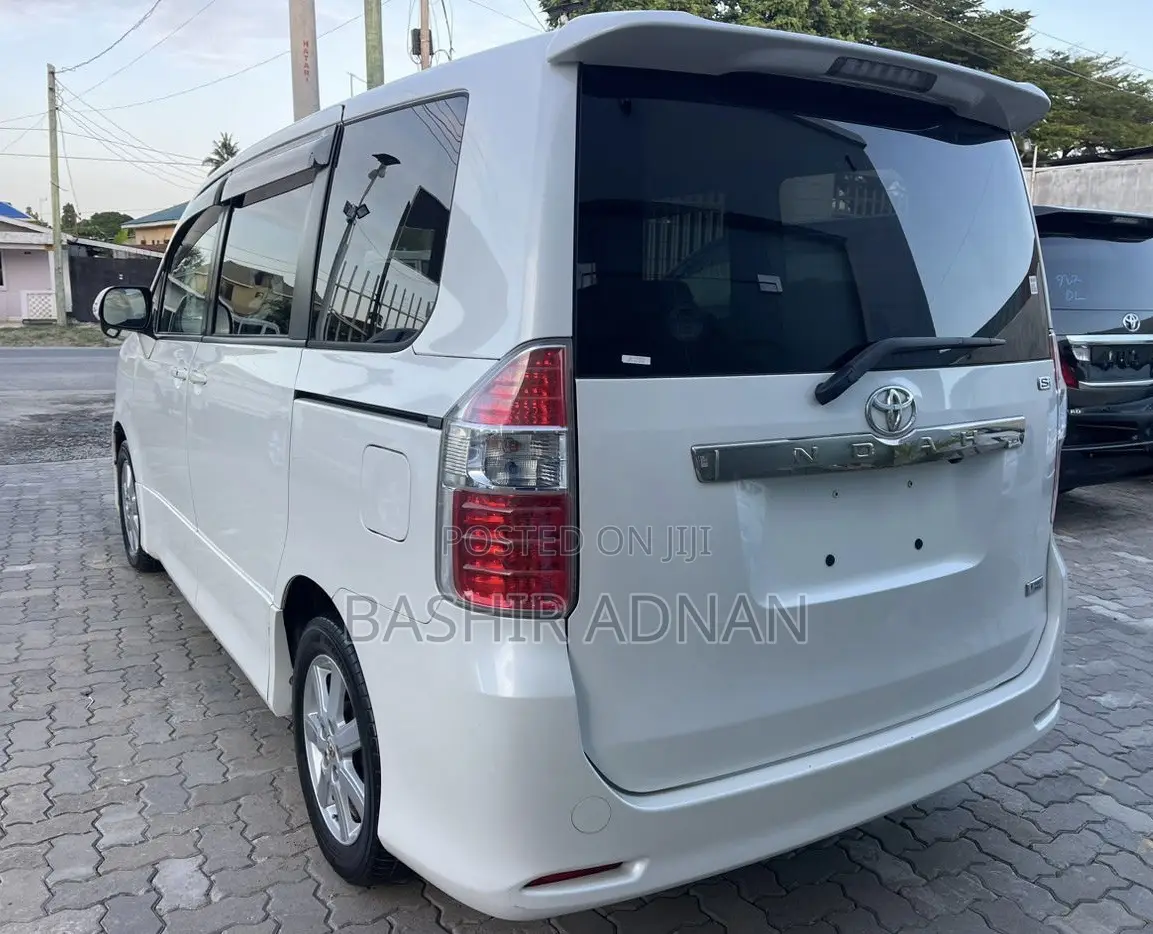Toyota Noah 2.0 143hp FWD (7 Seater) 2009 White