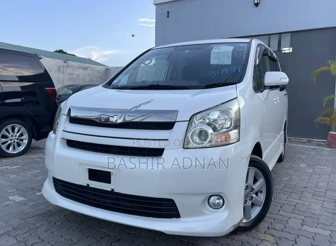 Toyota Noah 2.0 143hp FWD (7 Seater) 2009 White