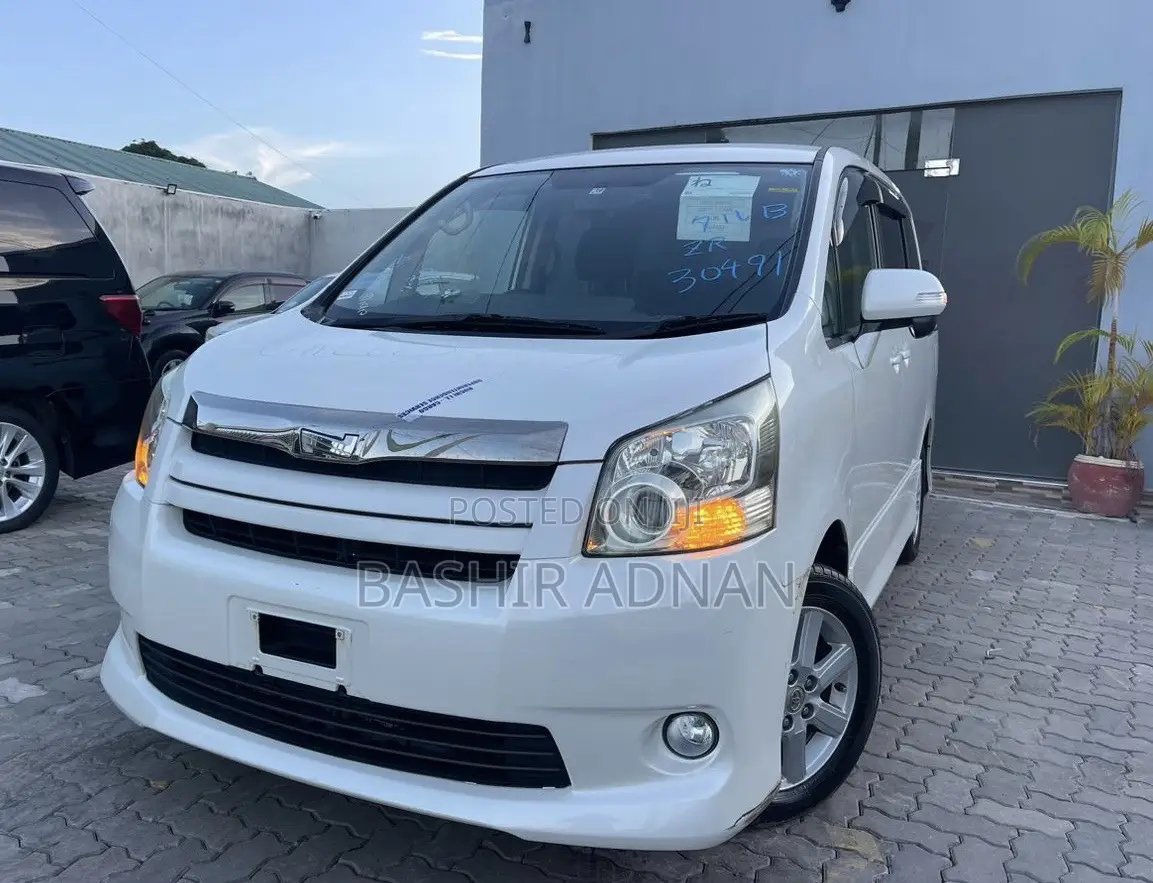 Toyota Noah 2.0 143hp FWD (7 Seater) 2009 White