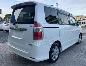 Toyota Noah 2.0 143hp FWD (7 Seater) 2009 White