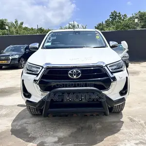 Toyota Hilux 2021 White