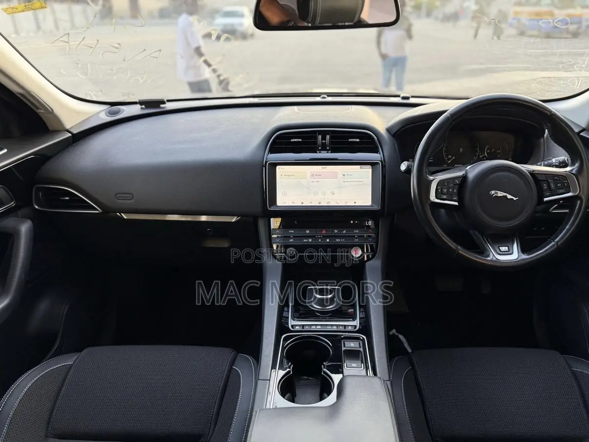 Jaguar F-Pace 2017 Blue