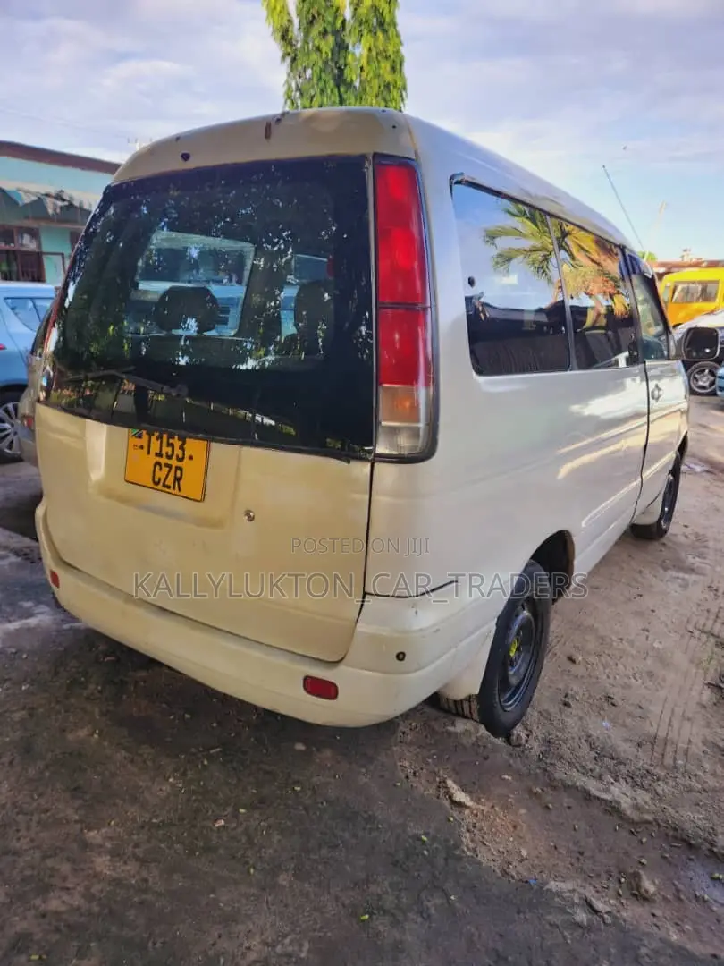 Toyota Noah 2005 White
