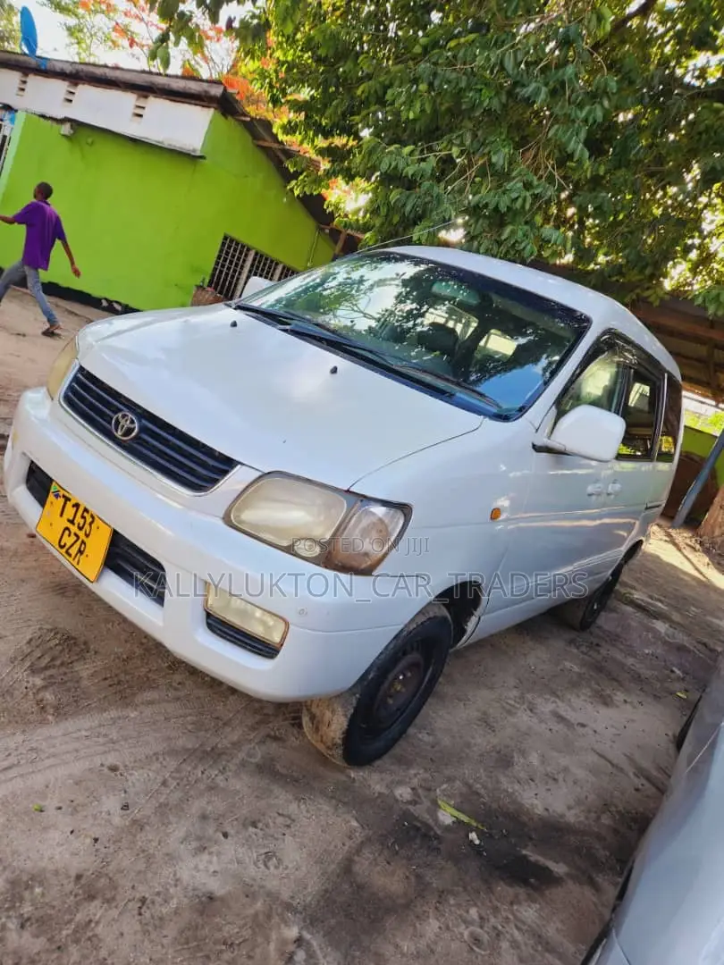 Toyota Noah 2005 White