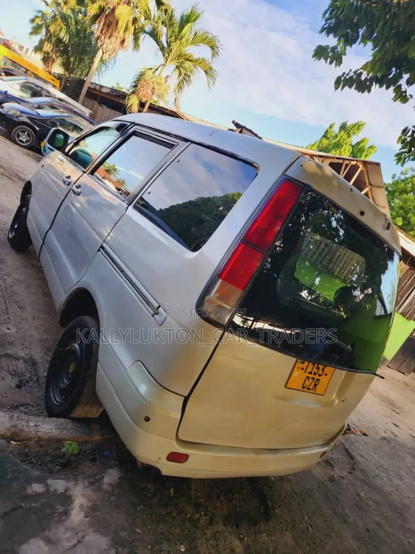 Toyota Noah 2005 White