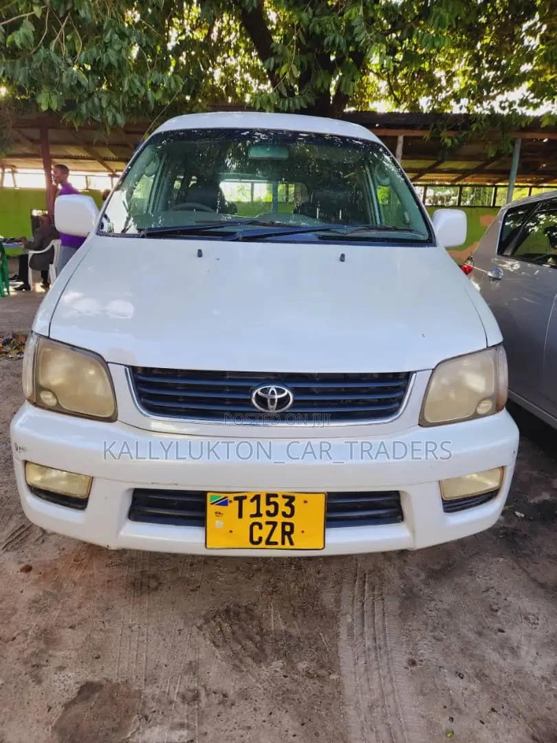 Toyota Noah 2005 White