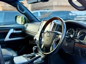 Toyota Land Cruiser 4.6 V8 ZX 2017 Black
