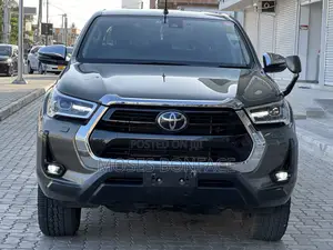 Photo - Toyota Hilux 2023 Beige