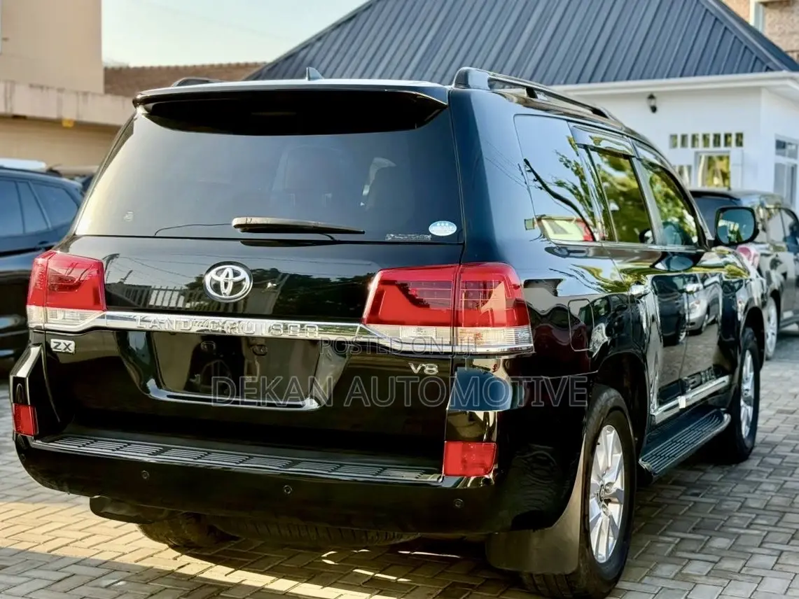 Toyota Land Cruiser 4.6 V8 ZX 2017 Black
