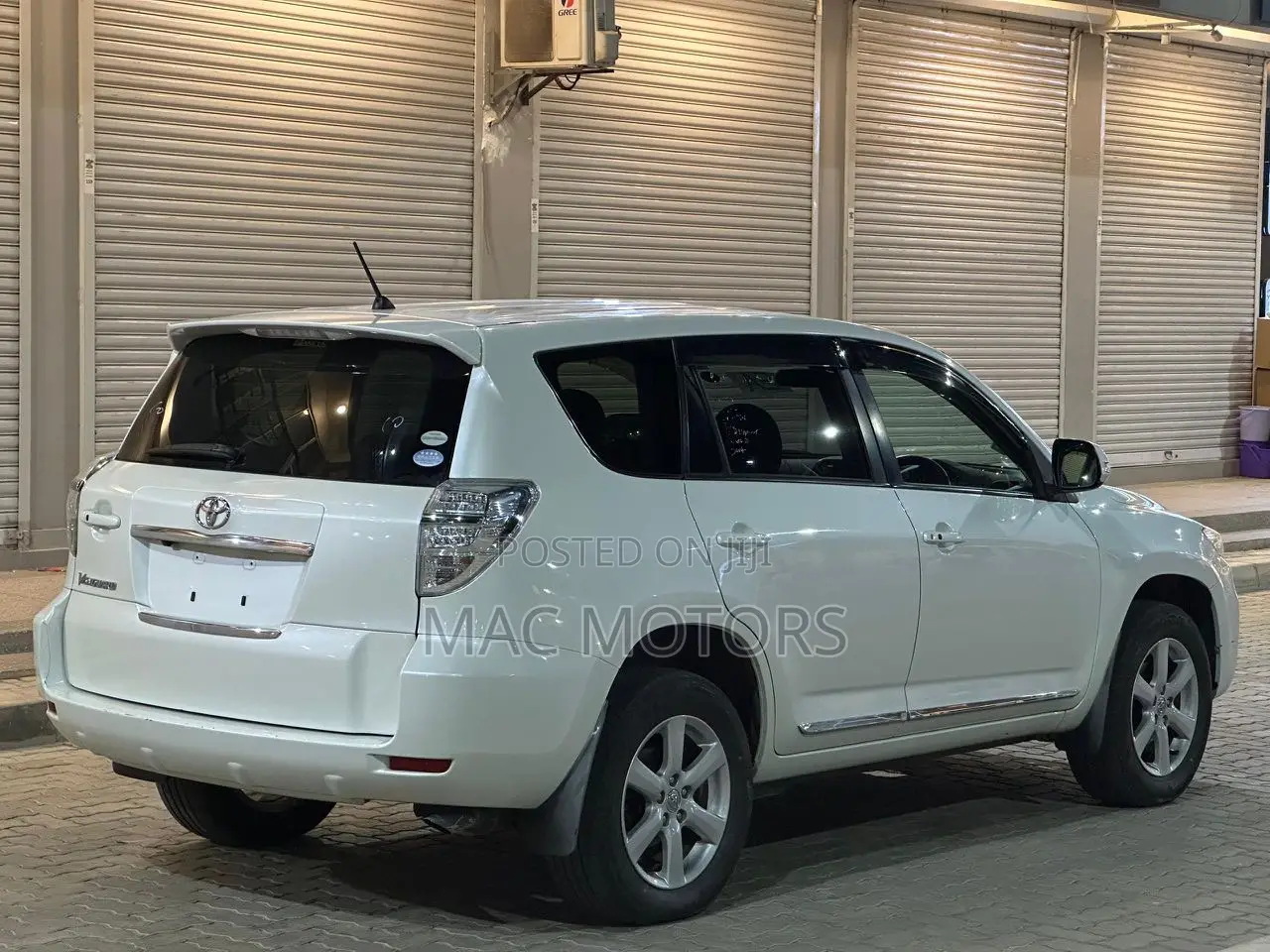 Toyota Vanguard 2011 White