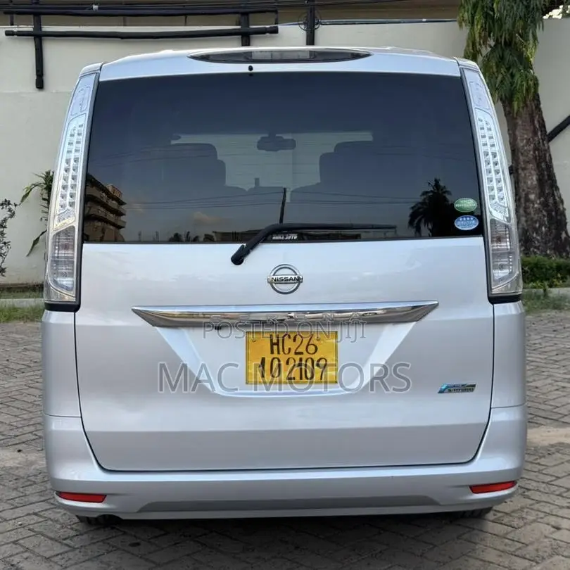 Nissan Serena 2013 Silver