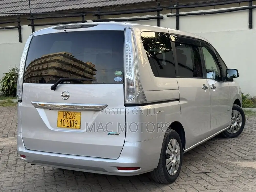 Nissan Serena 2013 Silver