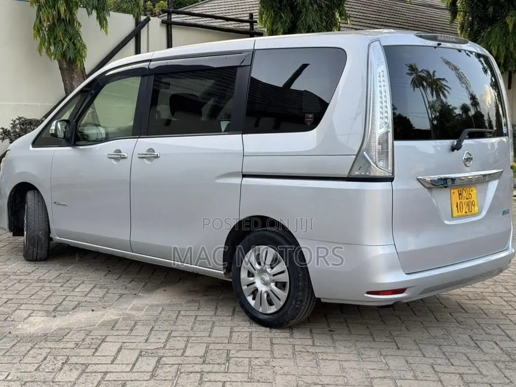 Nissan Serena 2013 Silver