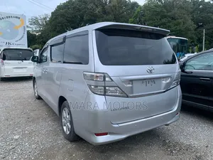 Toyota Vellfire 2010 Silver