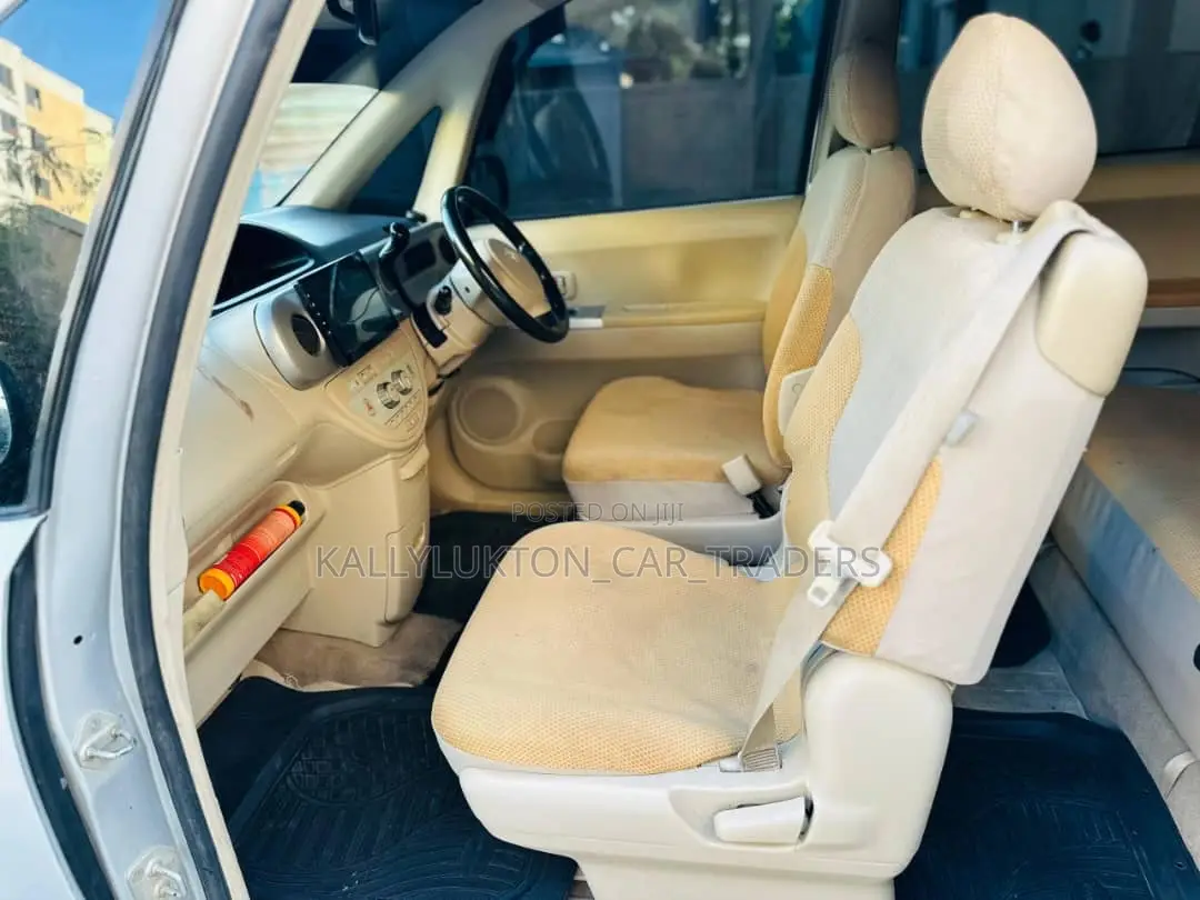 Toyota Porte 2005 Silver