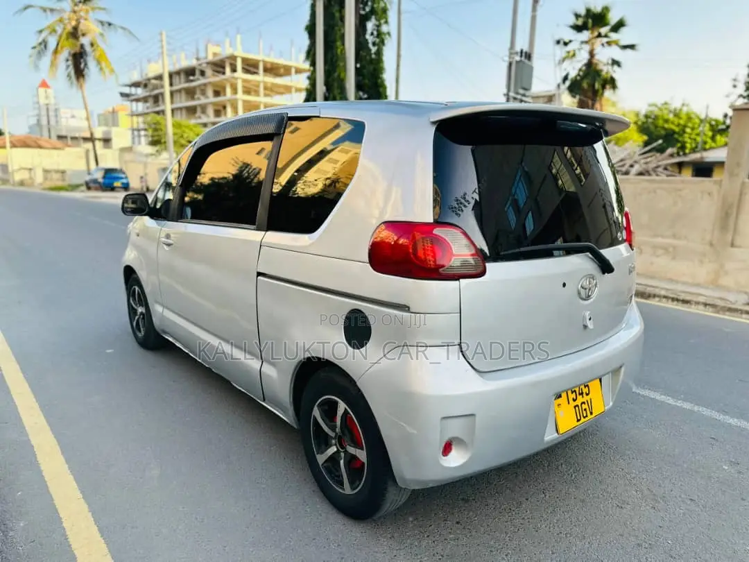 Toyota Porte 2005 Silver