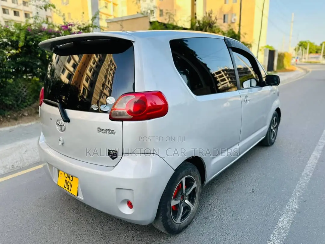 Toyota Porte 2005 Silver